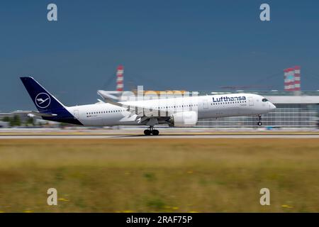 München, Deutschland - Juni 29. 2023 : Lufthansa Airbus A350-941 mit Luftfahrzeugregistrierung D-AIXP während der Landung auf der Südbahn 26L der Mun Stockfoto