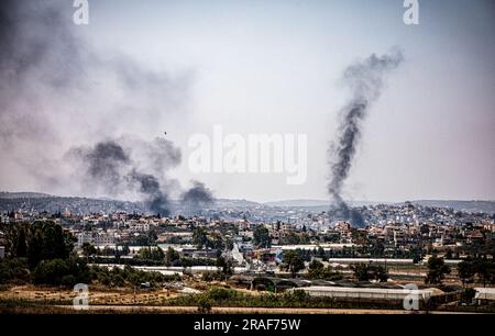 Der Rauch steigt über dem Westjordanland von Dschenin auf. Israel hat eine große Luft- und Bodenoffensive in die Stadt Dschenin im Westjordanland gestartet, die seit Jahren die größte Militäroperation im palästinensischen Gebiet darstellt und als „umfangreiche Terrorismusbekämpfungsmaßnahme“ bezeichnet wird. (Foto: Eyal Warshavsky/SOPA Images/Sipa USA) Stockfoto