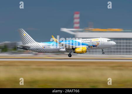 München, Deutschland - Juni 29. 2023 : Vueling Airbus A320-232 mit Luftfahrzeugregistrierung EC-MLE während der Landung auf der Südbahn 26L des Munic Stockfoto