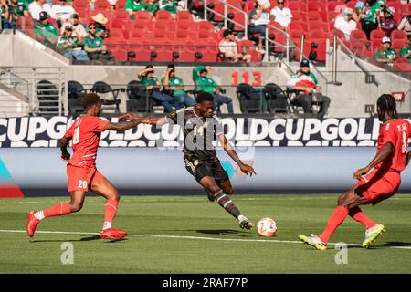 Jamaika Forward Dujuan Richards (14) wird von St. Kitts und Nevis Verteidiger Raheem Hanley (20) und Mittelfeldspieler Yohannes Mitchum (8) während einer Gol verteidigt Stockfoto