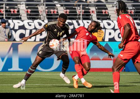 Jamaika Forward Dujuan Richards (14) und St. Kitts und Nevis Mittelfeldspieler Yohannes Mitchum (8) kämpfen um Besessenheit während eines Goldenen Cup-Spiels am Sonntag, Stockfoto