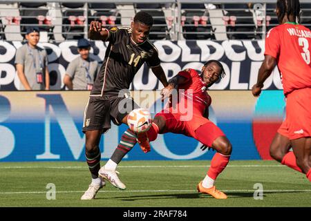 Jamaika Forward Dujuan Richards (14) und St. Kitts und Nevis Mittelfeldspieler Yohannes Mitchum (8) kämpfen um Besessenheit während eines Goldenen Cup-Spiels am Sonntag, Stockfoto