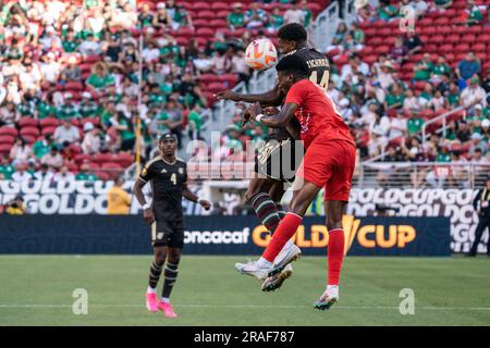 Jamaika Forward Dujuan Richards (14) gewinnt bei einem Gold-Cup-Spiel am Sonntag, den 2. Juli, gegen den Verteidiger von St. Kitts und Nevis Malique Roberts (2). Stockfoto