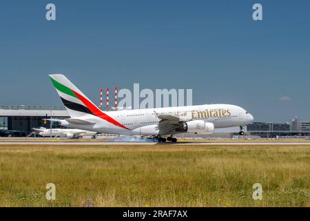 Emirates Airbus A380-861 mit dem Luftfahrzeugregister A6-EDV während der Landung auf der Südbahn 08R des Münchner Flughafens MUC EDDM Stockfoto