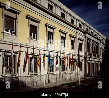 BANDERAS AUTONOMICAS EN LA FACHADA PRINCIPAL DEL SENADO EN LA PLAZA DE LA MARINA. Lage: SENADO-EXTERIOR. MADRID. SPANIEN. Stockfoto