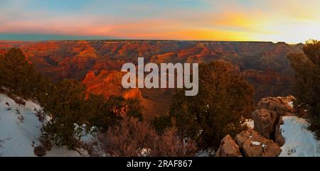 Aufnahme auf den Grand Canyon vom Südrand im Winter mit Schnee bei klarem Himmel mit Wolkenschleiern fotografiert von oben morgens bei tief stehende Stockfoto