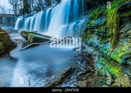 Long Exposure Small Waterfall in europe, Estland. Hochwertiges Foto Stockfoto