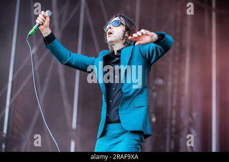 Mailand, Italien. 02. Juli 2023. Die schottische Rockband PRIMAL SCREAM tritt während des „I-Days Milano Coca-Cola Festival 2023" live auf der Bühne des Ippodromo SNAI La Maura auf. Kredit: Rodolfo Sassano/Alamy Live News Stockfoto