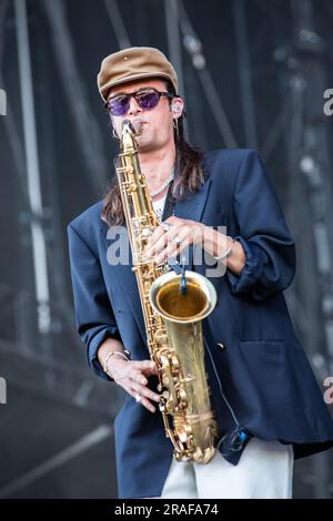 Mailand, Italien. 02. Juli 2023. Die schottische Rockband PRIMAL SCREAM tritt während des „I-Days Milano Coca-Cola Festival 2023" live auf der Bühne des Ippodromo SNAI La Maura auf. Kredit: Rodolfo Sassano/Alamy Live News Stockfoto