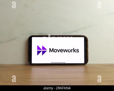 Konskie, Polen - 01. Juli 2023: Moveworks AI Firmenlogo auf dem Bildschirm des Mobiltelefons Stockfoto