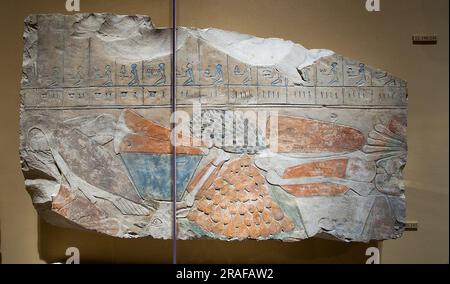 Relief Fragment mit einem Haufen Angebote und Teil einer Angebotsliste 1981 v. Chr. vom alten Ägypten Stockfoto