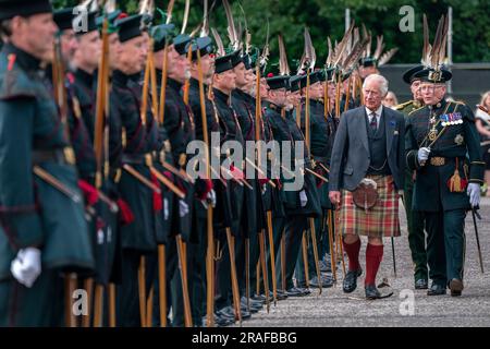 König Karl III. Inspiziert die königliche Kompanie der Ehrengarde der Bogenschützen während der Zeremonie der Keys auf dem Vorplatz des Palastes Holyroodhouse in Edinburgh, der ersten Holyrood-Woche seit seiner Krönung. Foto: Montag, 3. Juli 2023. Stockfoto