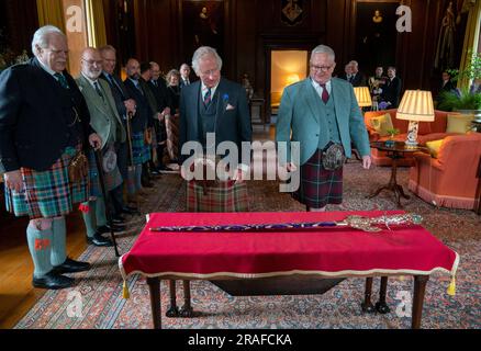 König Karl III. Mit Designer Mark Dennis (links), Lord Lyon (rechts) und dem neuen Elizabeth Sword im Palace of Holyroodhouse in Edinburgh. Das Schwert, benannt nach Königin Elizabeth II., wird Teil der Ehren von Schottland sein, zu denen die Krone und das Zepter gehören. Es wird dem König während des Nationaldienstes von Thanksgiving und der Einweihung in der St. Giles-Kathedrale am Mittwoch, den 5. Juli, überreicht. Foto: Montag, 3. Juli 2023. Stockfoto