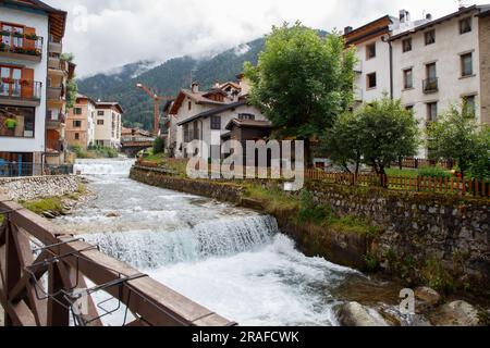 Das wunderschöne, berühmte Stadtzentrum von Ponte di Legno, Lombardei, Bs, Italien Stockfoto