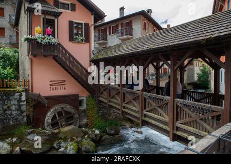 Das wunderschöne, berühmte Stadtzentrum von Ponte di Legno, Lombardei, Bs, Italien Stockfoto