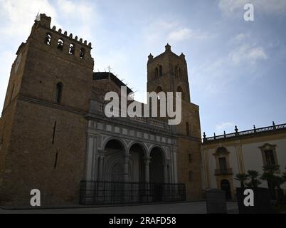 Fassadenblick auf den Duomo di Monreale im normannischen Barock- und Renaissancestil, ein religiöses Denkmal auf der Piazza Vittorio Emanuele in Sizilien, Italien. Stockfoto