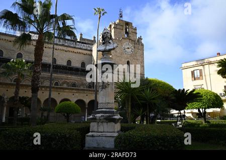 Fassadenblick auf den Duomo di Monreale im normannischen Barock- und Renaissancestil, ein religiöses Denkmal auf der Piazza Vittorio Emanuele in Sizilien, Italien. Stockfoto