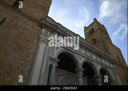 Fassadenblick auf den Duomo di Monreale im normannischen Barock- und Renaissancestil, ein religiöses Denkmal auf der Piazza Vittorio Emanuele in Sizilien, Italien. Stockfoto