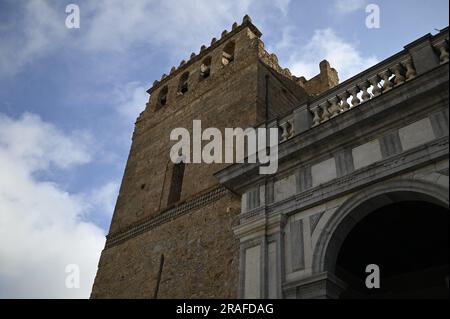 Fassadenblick auf den Duomo di Monreale im normannischen Barock- und Renaissancestil, ein religiöses Denkmal auf der Piazza Vittorio Emanuele in Sizilien, Italien. Stockfoto