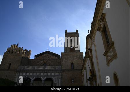 Fassadenblick auf den Duomo di Monreale im normannischen Barock- und Renaissancestil, ein religiöses Denkmal auf der Piazza Vittorio Emanuele in Sizilien, Italien. Stockfoto