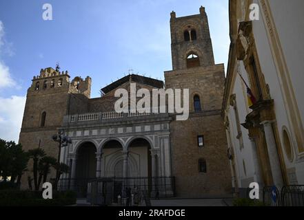 Fassadenblick auf den Duomo di Monreale im normannischen Barock- und Renaissancestil, ein religiöses Denkmal auf der Piazza Vittorio Emanuele in Sizilien, Italien. Stockfoto