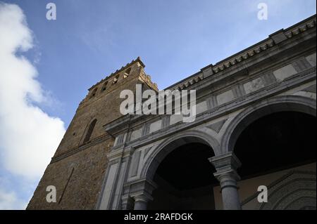 Fassadenblick auf den Duomo di Monreale im normannischen Barock- und Renaissancestil, ein religiöses Denkmal auf der Piazza Vittorio Emanuele in Sizilien, Italien. Stockfoto