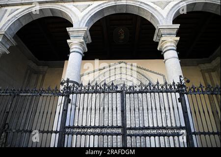 Architektonische Fassadendetails der normannischen barocken Cattedrale di Santa Maria Nuova in Monreale Sizilien, Italien. Stockfoto