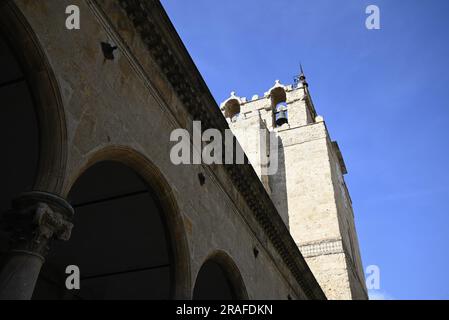 Blick auf den Glockenturm auf die normannische barocke Cattedrale di Santa Maria Nuova in Monreale Sizilien, Italien. Stockfoto