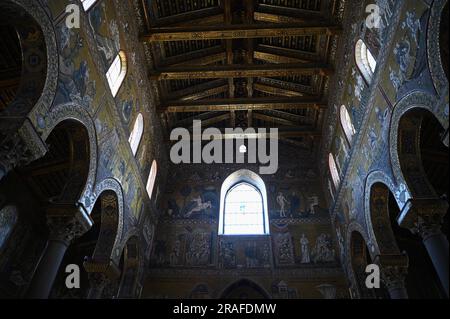 Die polychrome Holzdecke der Cattedrale di Santa Maria im normannischen Barockstil in Monreale Sizilien, Italien. Stockfoto