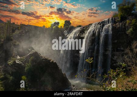 Der Tortum-Wasserfall ist der größte Wasserfall und einer der bemerkenswertesten Naturschätze der Türkei. Stockfoto