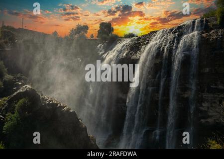 Der Tortum-Wasserfall ist der größte Wasserfall und einer der bemerkenswertesten Naturschätze der Türkei. Stockfoto