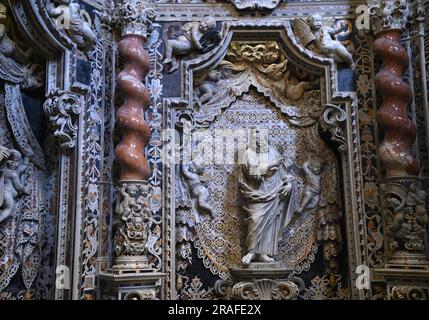 Marmorstatue, die den großen Propheten Ezekiel an der Kapelle des Kruzifix in Monreale Sizilien repräsentiert. Stockfoto