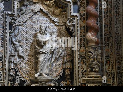 Marmorstatue, die den großen Propheten Ezekiel an der Kapelle des Kruzifix in Monreale Sizilien repräsentiert. Stockfoto