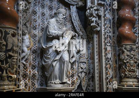 Marmorstatue, die den großen Propheten Jeremiah an der Kapelle des Kruzifix in Monreale Sizilien repräsentiert. Stockfoto