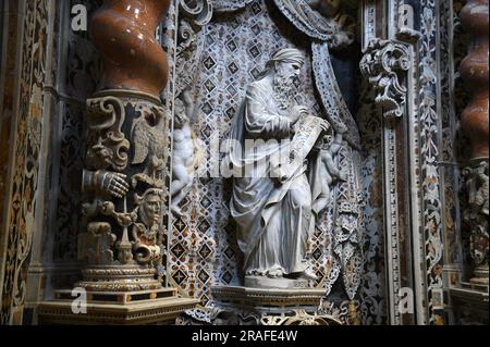 Marmorstatue, die den großen Propheten Jeremiah an der Kapelle des Kruzifix in Monreale Sizilien repräsentiert. Stockfoto