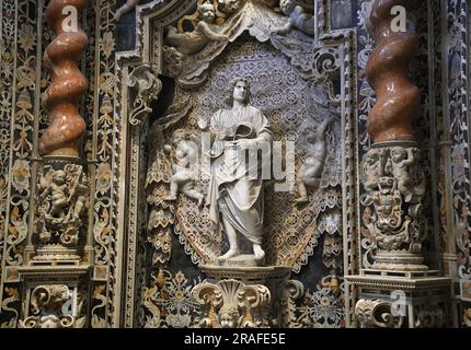 Marmorstatue, die den größten Propheten Daniel an der Kapelle des Kruzifix in Monreale Sizilien repräsentiert. Stockfoto