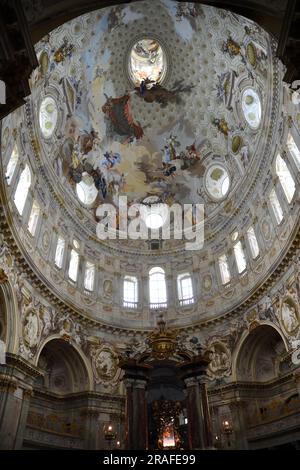 Vicoforte, Piemont, Italien - 06-10-2023- die Fresken auf der elliptischen Kuppel des Heiligtums von Vicoforte (auch bekannt als Santuario Regina Montis Regalis Stockfoto