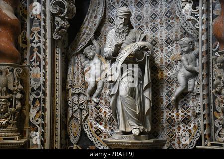 Marmorstatue, die den großen Propheten Jeremiah an der Kapelle des Kruzifix in Monreale Sizilien repräsentiert. Stockfoto