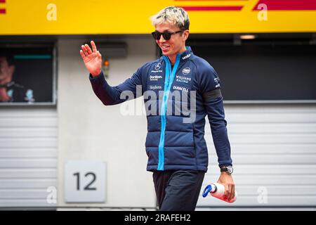 Williams Racings thailändischer Fahrer Alexander Albon während der Fahrerparade vor dem österreichischen Grand Prix F1 gesehen. Max Verstappen gewann beim Großen Preis F1 in Österreich alles Mögliche. Er nahm die Pole-Position während der Qualifizierung am Freitag ein, nahm die Pole während Sprint Shootout ein, gewann das Sprint-Rennen und beendete das Wochenende am Red Bull Ring mit einem komfortablen Sieg vor Ferraris Monegasque-Fahrer Charles Leclerc. Verstappens Teamkollege Sergio Perez aus Mexiko belegte den dritten Platz nach einem bemerkenswerten Fahrer vom 15. Platz auf dem Startfeld. (Foto: Andreja Cencic/SOPA Images/Sipa USA) Stockfoto