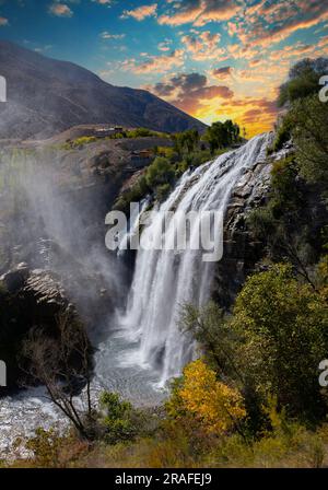 Der Tortum-Wasserfall ist der größte Wasserfall und einer der bemerkenswertesten Naturschätze der Türkei. Stockfoto