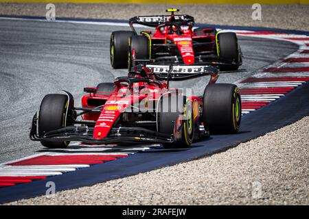 Scuderia Ferraris Monegasque-Fahrer Charles Leclerc und Scuderia Ferraris spanischer Fahrer Carlos Sainz treten während des österreichischen Grand Prix-Rennens F1 gegeneinander an. Max Verstappen gewann beim Großen Preis F1 in Österreich alles Mögliche. Er nahm die Pole-Position während der Qualifizierung am Freitag ein, nahm die Pole während Sprint Shootout ein, gewann das Sprint-Rennen und beendete das Wochenende am Red Bull Ring mit einem komfortablen Sieg vor Ferraris Monegasque-Fahrer Charles Leclerc. Verstappens Teamkollege Sergio Perez aus Mexiko belegte den dritten Platz nach einem bemerkenswerten Fahrer vom 15. Platz auf dem Startfeld. (Foto von Andre Stockfoto