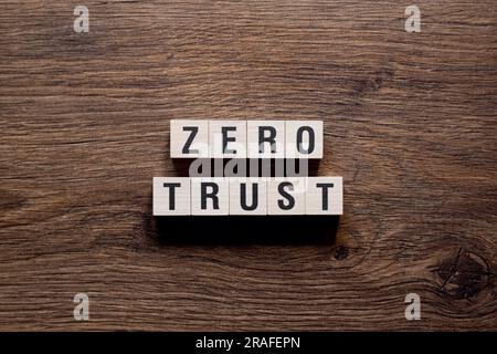 Zero Trust – Wortschatz auf Bausteinen, Text Stockfoto