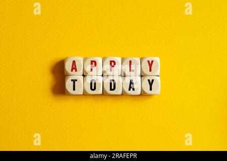 Heute anwenden - Wortkonzept auf Bausteinen, Text Stockfoto