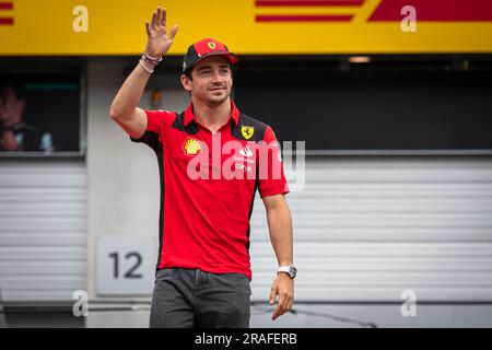 Scuderia Ferraris monegassischer Fahrer Charles Leclerc während der Fahrerparade vor dem österreichischen Grand Prix F1 gesehen. Max Verstappen gewann beim Großen Preis F1 in Österreich alles Mögliche. Er nahm die Pole-Position während der Qualifizierung am Freitag ein, nahm die Pole während Sprint Shootout ein, gewann das Sprint-Rennen und beendete das Wochenende am Red Bull Ring mit einem komfortablen Sieg vor Ferraris Monegasque-Fahrer Charles Leclerc. Verstappens Teamkollege Sergio Perez aus Mexiko belegte den dritten Platz nach einem bemerkenswerten Fahrer vom 15. Platz auf dem Startfeld. (Foto: Andreja Cencic/SOPA Images/Sipa US Stockfoto