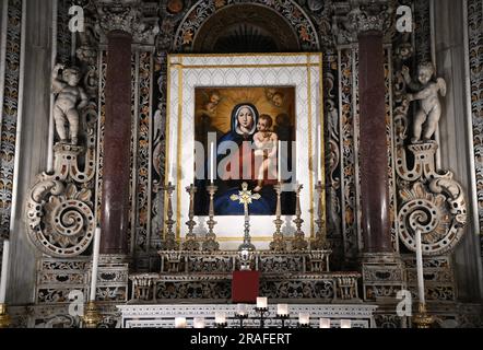 Fresko mit Madonna und Kind auf dem Nordaltar der barocken Cattedrale di Santa Maria Nuova in Monreale Sizilien, Italien. Stockfoto