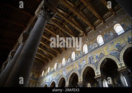 Die polychrome Holzdecke der Cattedrale di Santa Maria im normannischen Barockstil in Monreale Sizilien, Italien. Stockfoto