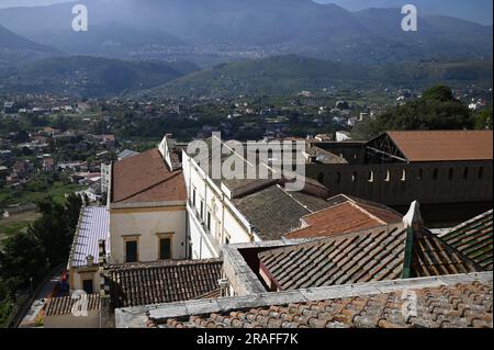 Malerische ländliche Landschaft mit terrakottafarbenen Dächern in Monreale Sizilien, Italien. Stockfoto