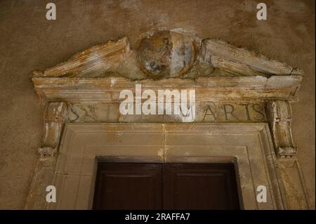 Malerischer antiker Portalblick auf das Benediktinerkloster im romanischen Stil in Monreale, Sizilien, Italien. Stockfoto