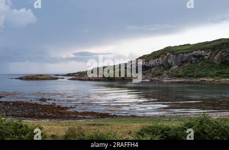 Twin Beaches, Gigha, Schottland, während der Sommersonnenuntergang, während das Wasser ruhig war Stockfoto