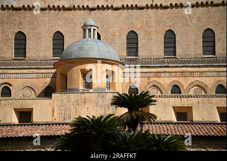 Malerische Außenansicht und Blick auf die Kuppel der barocken Cattedrale di Santa Maria, einem historischen Wahrzeichen von Monreale in Sizilien, Italien. Stockfoto